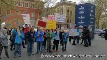 Schüler und Eltern protestieren gegen Schulschließung in Braunschweig