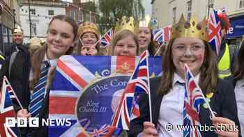 Trowbridge recreates queen's coronation parade for King Charles
