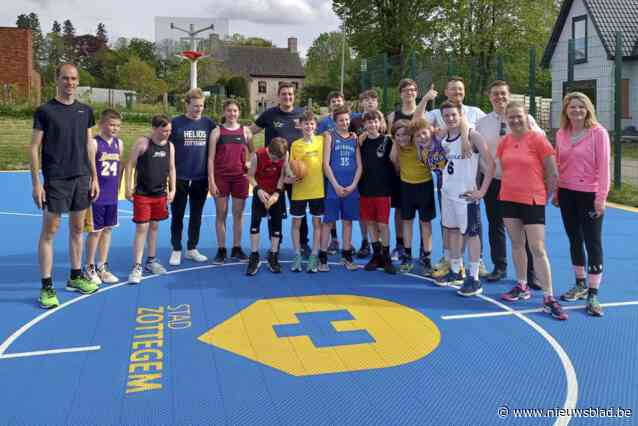 Burgemeester en schepenen openen vernieuwd buurtsportterrein tijdens ludieke basketwedstrijd