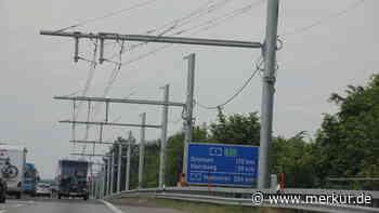 Teststrecke für mehr Klimaschutz: Kleinbus fängt unter E-Highway-Leitung Feuer