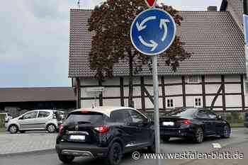 Schilder am Kreisverkehr in Delbrück hängen jetzt höher