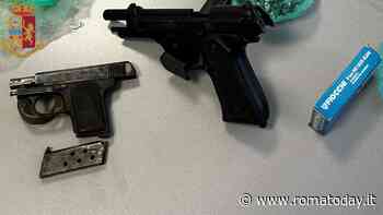 Padre e figlio spacciatori di cocaina, in casa due pistole e 16mila euro