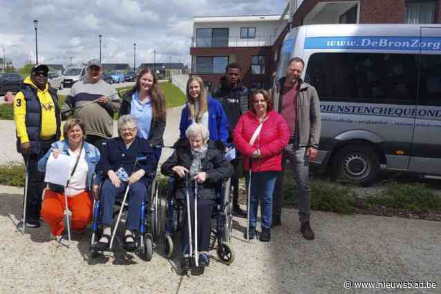 Buurtbewoners en vrijwilligers De Bron maken Lelie-wijk proper