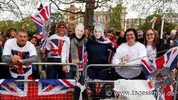 Liveblog zur Krönung: ++ Zahlreiche Royal-Fans strömen nach London ++