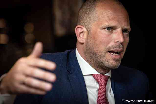 Theo Francken huldigt eerste dertig leden van vrijwilligerskorps in Lubbeek