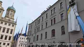 Stadt hängt großes Ukraine-Solidaritätsplakat am Verwaltungsgebäude ab