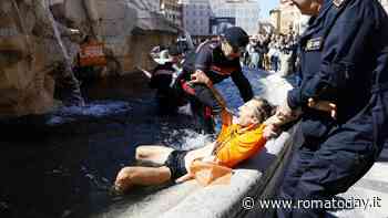 Carbone vegetale nella fontana di piazza Navona, attivisti di Ultima generazione in acqua inseguiti da vigili e carabinieri