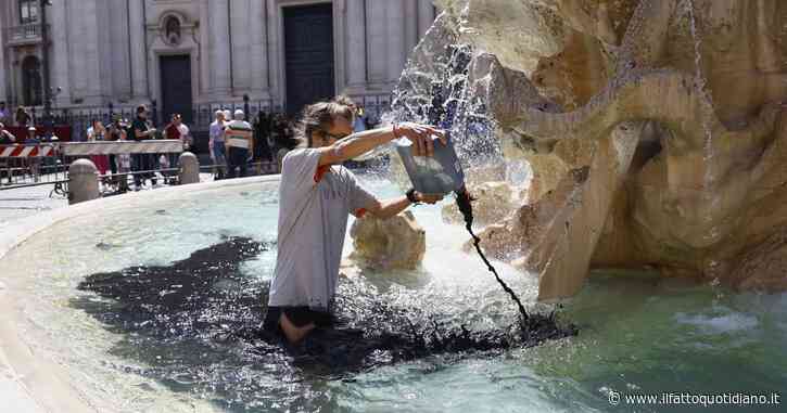 “Futuro nero come quest’acqua”. E versano liquido nero nella fontana di Piazza Navona