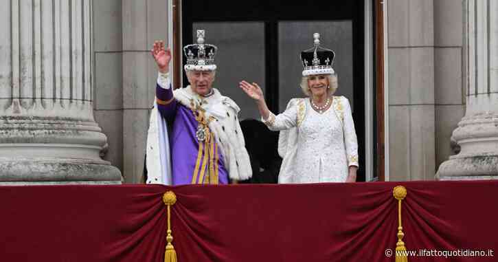 Re Carlo III e la regina Camilla si affacciano dal balcone di Buckingham Palace: chi c’era con loro (e chi no) – VIDEO