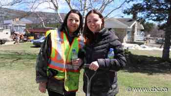 Hundreds of volunteers lend flood victims a helping hand in Baie-Saint-Paul, Que.