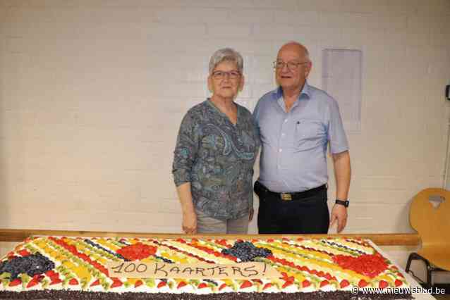 Gigataart om te vieren dat magische kaap honderd kaarters werd bereikt