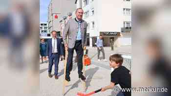 Aiwanger erkundet Neue Mitte auf Stelzen - Neubauten, Ladenkonzept und Garage überzeugen