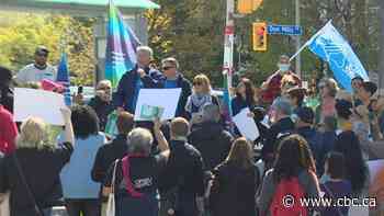 Unions, supporters take to Ontario Science Centre in protest of plans to move building