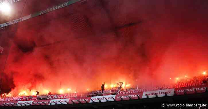 Bayern-Fanbusse nach Pyro-Aktion gestoppt: Kritik an Einsatz