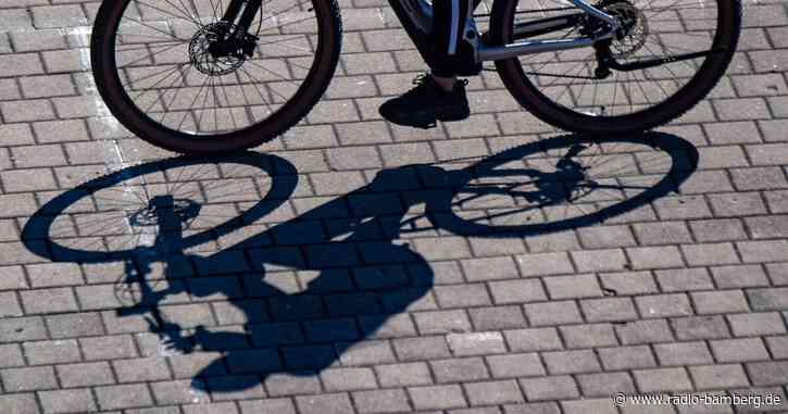 Radfahrer überlebt Aufprall gegen Mauer: Dank Helm