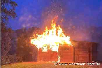 Gartenhütte brennt in Vinsebeck
