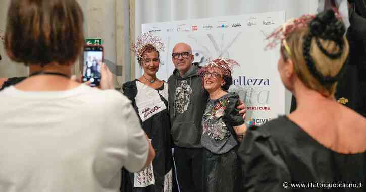 Antonio Marras fa sfilare in passerella 19 donne con diagnosi oncologica: “Ogni abito racconta una storia, racconta un pezzo di vita e una rinascita”