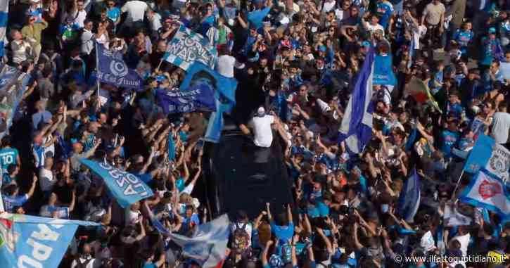 Folla in delirio per Clementino, il rapper aizza i tifosi napoletani dal tetto della sua auto circondato dalla folla festante