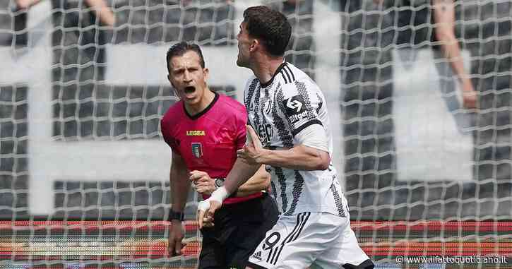 Vlahovic risponde ai cori razzisti zittendo i tifosi atalantini: l’arbitro lo ammonisce. Si rischia un nuovo caso Lukaku