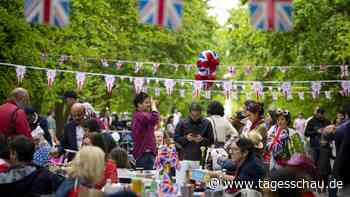 Krönungsfeierlichkeiten: Kuchen und Sekt zu Ehren von Charles III.