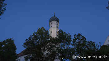 Kirche beschmiert: Auf den Kopf gestelltes Kreuz an Portal von St. Margaret Markt Schwaben