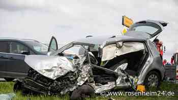 Auto prallt frontal gegen Transporter: Frau lebensbedrohlich und Paar schwer verletzt