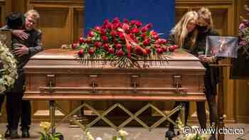 Fans pay respects at Gordon Lightfoot visitation in Orillia, Ont.