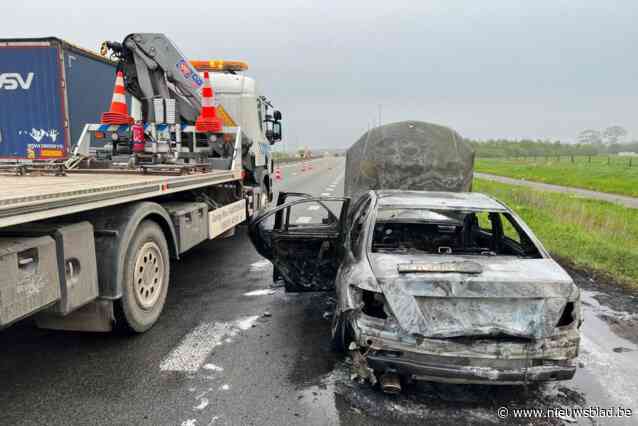 Franse Mercedes in lichterlaaie achtergelaten op E40: onderzoek of feiten criminele oorzaak hebben