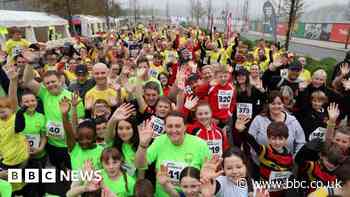 Sunderland runs see thousands take to city streets