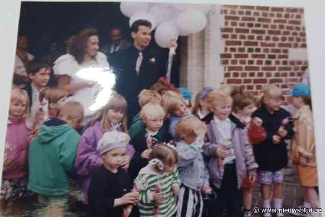 Bruid zoekt na dertig jaar door bruidegom stiekem ‘gearrangeerde’ bruidskleuters die haar verrasten aan kerk op huwelijksdag