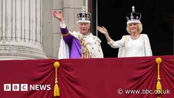 King and Queen wave from Buckingham Palace balcony