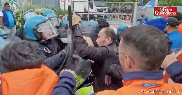 Milano, tensione ai cancelli dei magazzini Coop di Pieve: sgomberato picchetto Si Cobas per chiedere migliori condizioni di lavoro