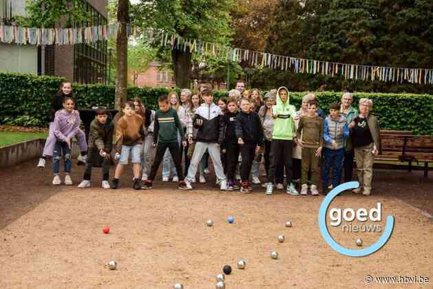 Kinderen De Achelier spelen nieuwe petanquebaan in aan serviceflats in Achel