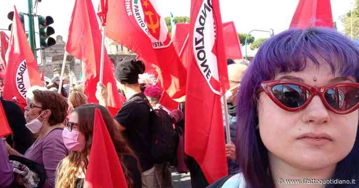 “Licenziata per il colore viola dei miei capelli”: consigliera comunale discriminata dall’azienda per cui lavorava