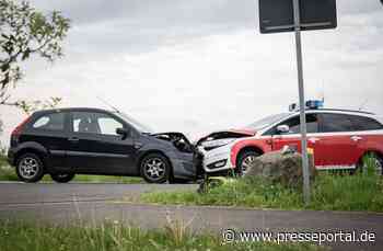 FW Pulheim: Vier Verletzte bei Verkehrsunfall in Pulheim - Feuerwehrfahrzeug beteiligt