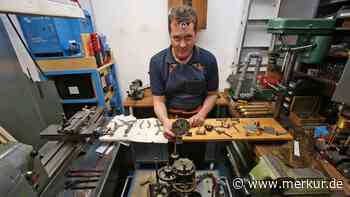 Hier liegt die Fischbacher Kirchturmuhr in Einzelteilen auf dem Tisch