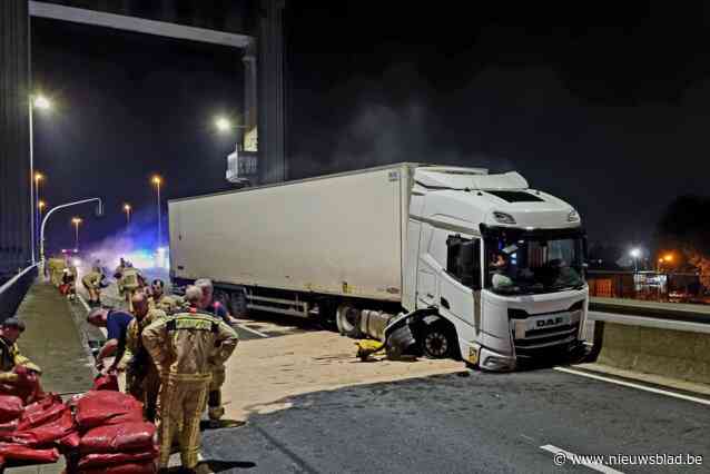 Schip ramt brug en duwt wegdek naar boven: vrachtwagen rijdt frontaal in op ophaalbare gedeelte