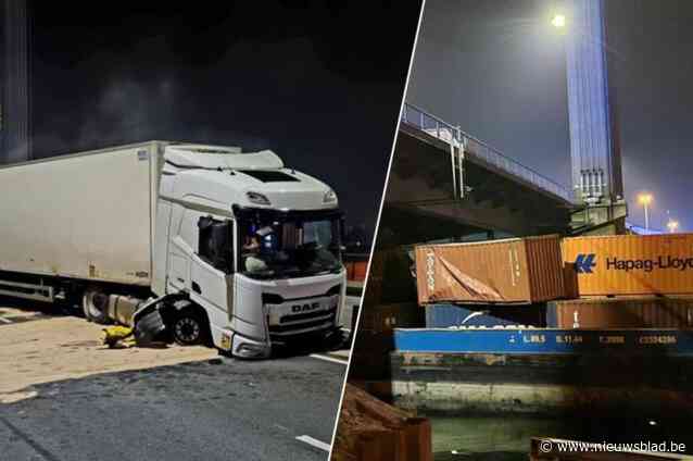 Containerschip ramt brug en duwt wegdek naar boven: vrachtwagen rijdt frontaal in op ophaalbare gedeelte