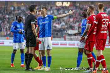 Scheidsrechter Lambrechts geeft duidelijke uitleg over strapschopfase met Bryan Heynen