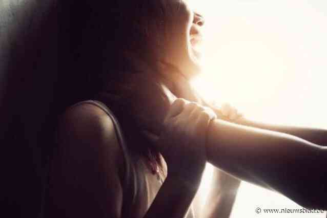 Mildere straf voor dronken man die vriendin bijna wurgde voor ogen van kinderen