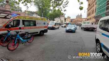 Molesta i passanti, poi urina davanti all'ingresso della banca