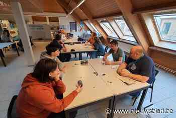 Lonnie en Kasper maken van bib hun uitvalsbasis om inwoners bordspellen te leren kennen: “Elk spel is een nieuwe uitdaging”