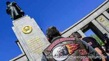 Putin-treue Biker "Nachtwölfe" legen in Berlin Blumen nieder