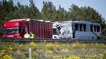 Mehr als 50 Verletzte bei Reisebus-Unfall auf der A12