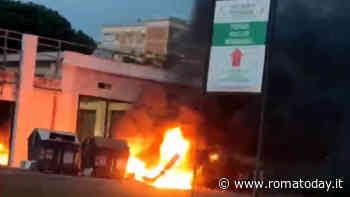 Incendio sulla via Tiburtina: cassonetti per i rifiuti in fiamme