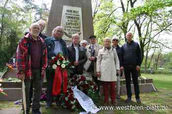 Kritik an roten Fahnen mit Leninkonterfei