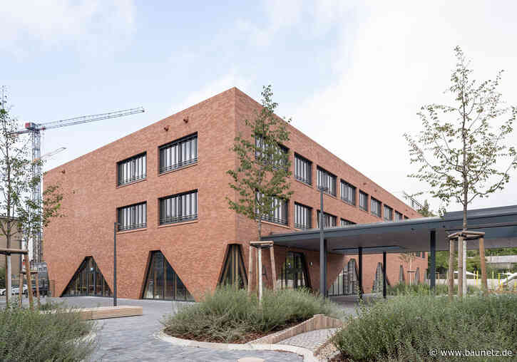 Mit Berliner Bärenköpfen geschmückt
 - Grundschule von Numrich Albrecht Klumpp