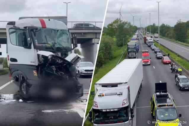 Vrachtwagenbestuurder zwaargewond bij kop-staartaanrijding op de E313, snelweg intussen weer vrij