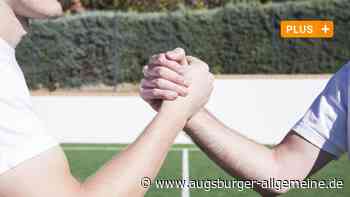 Der FV Senden und der FV Ay reichen sich die Hände