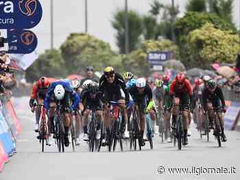 Giro, Evenepoel cade due volte. A Salerno la volata sorride a Groves